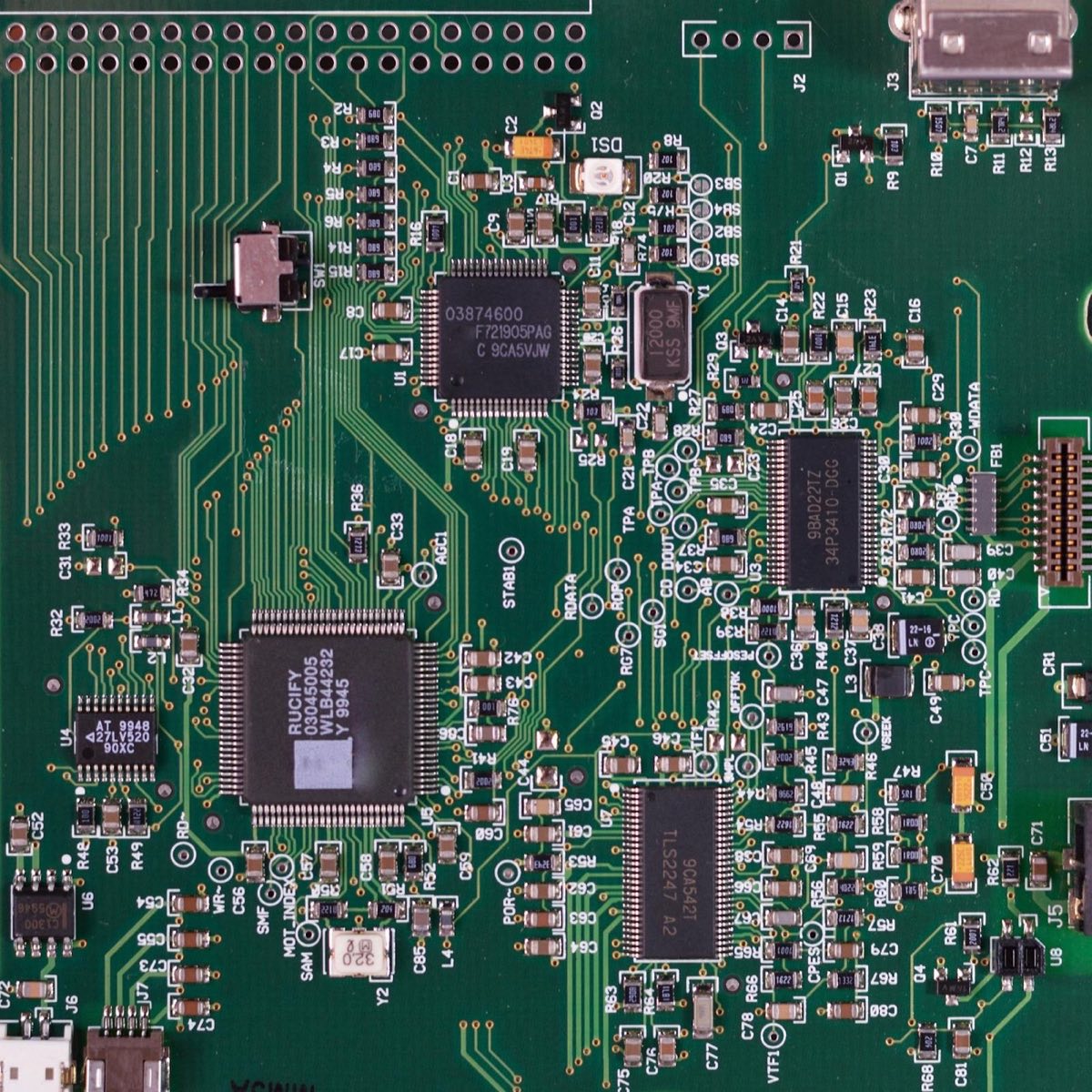 Printed circuit board with integrated circuits and surface-mount components